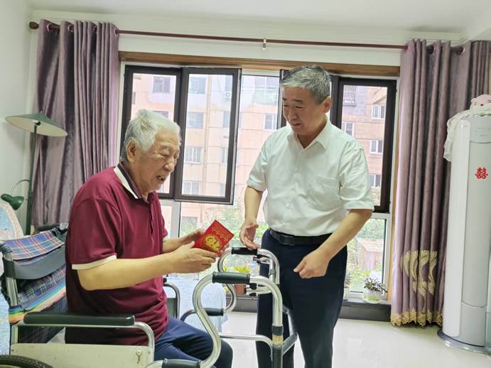 孙政慰问老党员