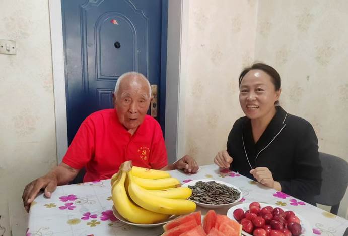 张明莉慰问老党员2
